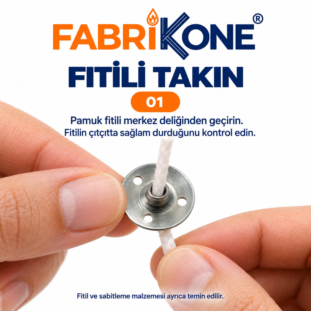 Mum fitili çıtçıtı kullanım adımı 1: pamuk fitilini metal çıtçıtın merkez deliğinden geçirip sağlam durduğunu kontrol etme.